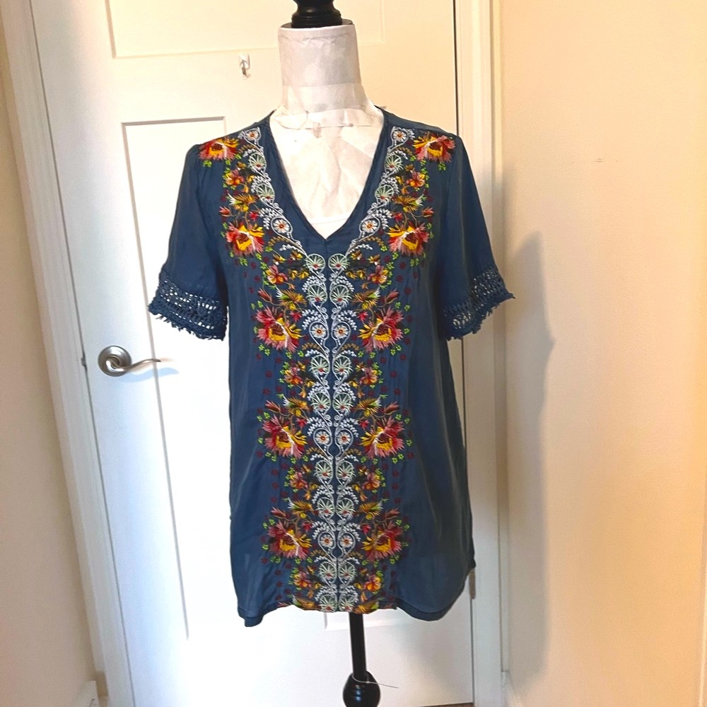 Sundance Embroidered Blue Gray V Neck Short-Sleeved Peasant Blouse Sz M